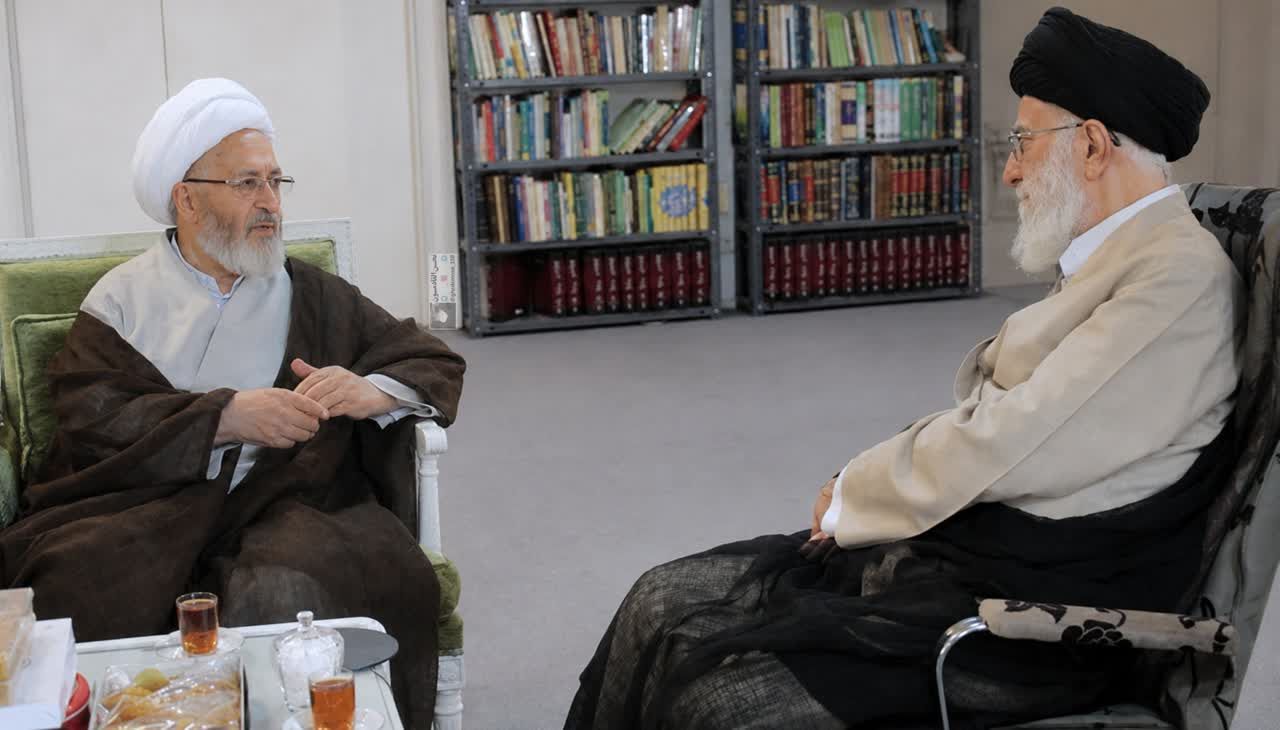 اقامه نماز بر پیکر مطهر رهبر شهید