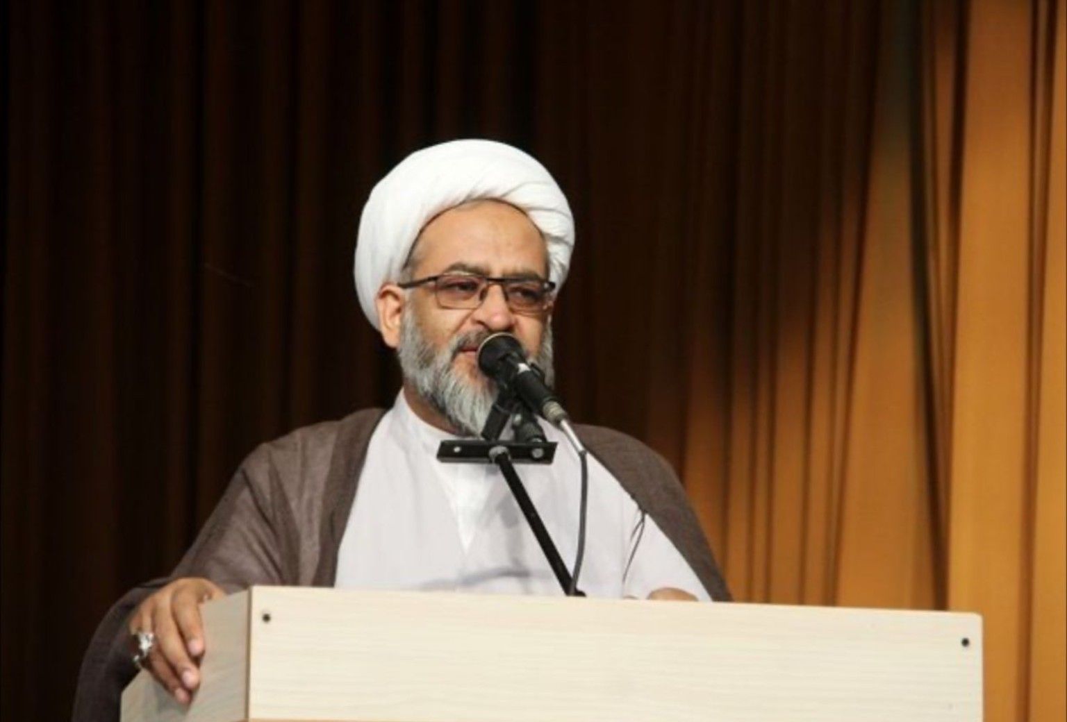 تجلیل از خادم فقید نماز جمعه در دیدار امام جمعه سیرجان