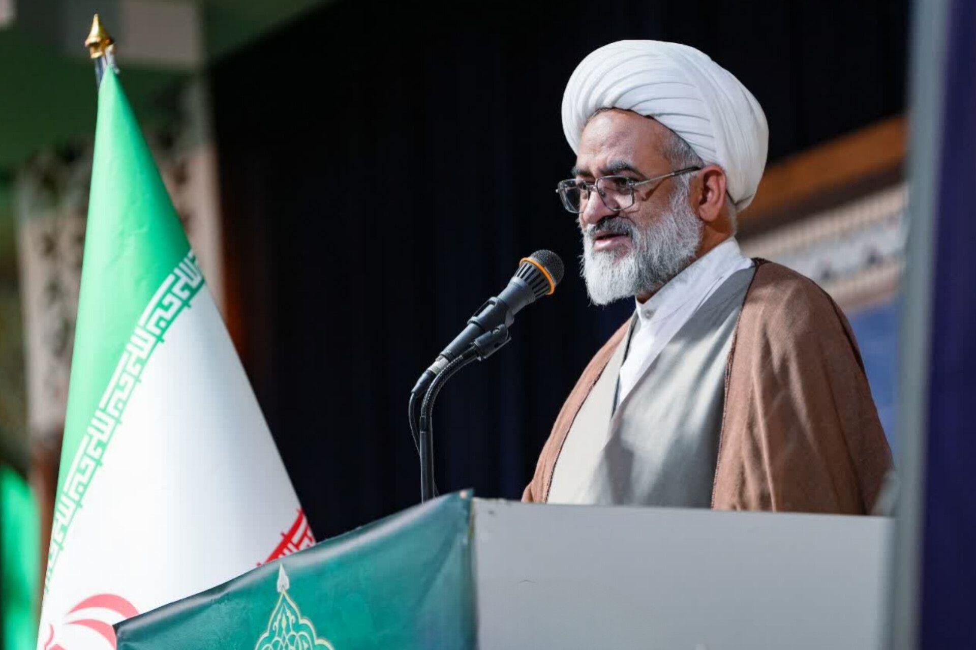 نگاه کسانی که دشمن را برتر می‌بیند، یک نگاه مادی است